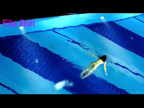 ❤️ म हेर्न रोक्न सक्दिन, जवान गोरा ELLA BOLT रिसोर्ट पूलमा नग्न पौडी खेल्दै समातियो ❌ गुदा अश्लील